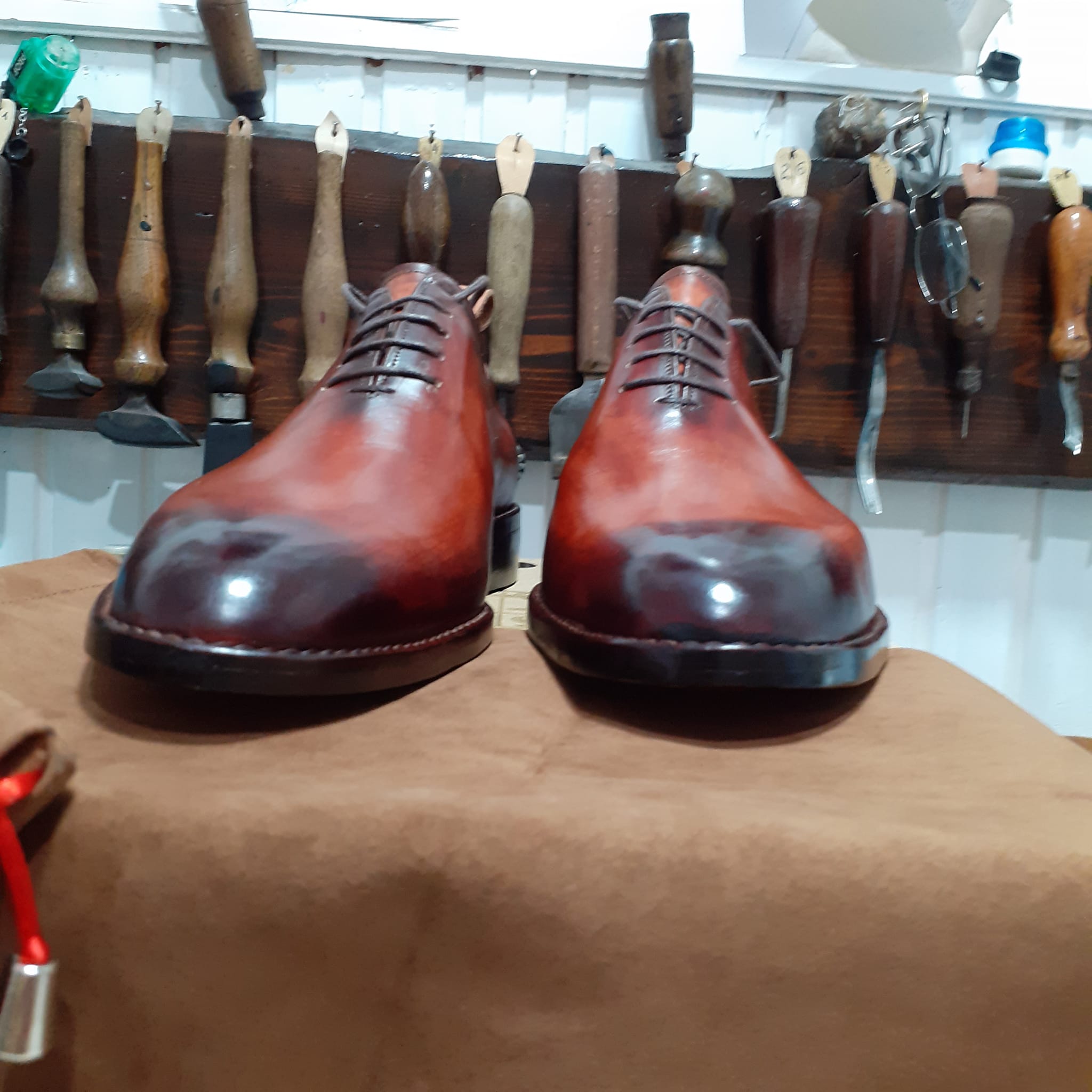 Patiniranje muske obuce -mirror efect